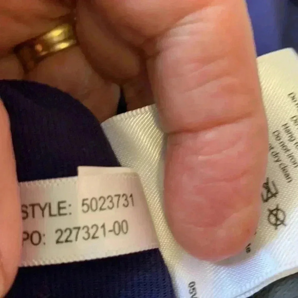 MEC NWOT athletic long sleeve with goggle/sunglass wipe - Picture 6 of 9